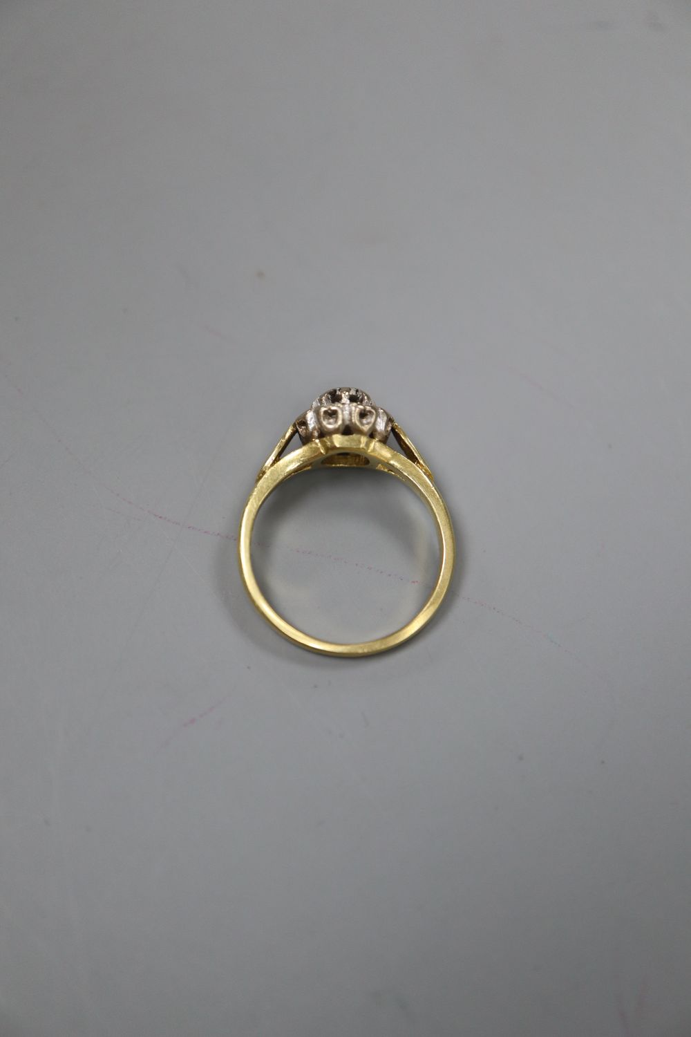 A modern 18ct gold and illusion set diamond cluster ring, size J, gross 3.4 grams.